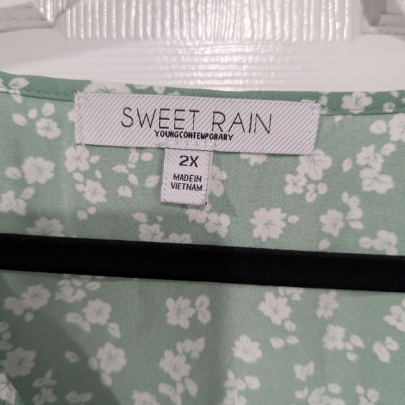 Sweet Rain Sage Green Floral V-Neck Flutter Sleeve Blouse in Size 2X - Picture 2 of 7